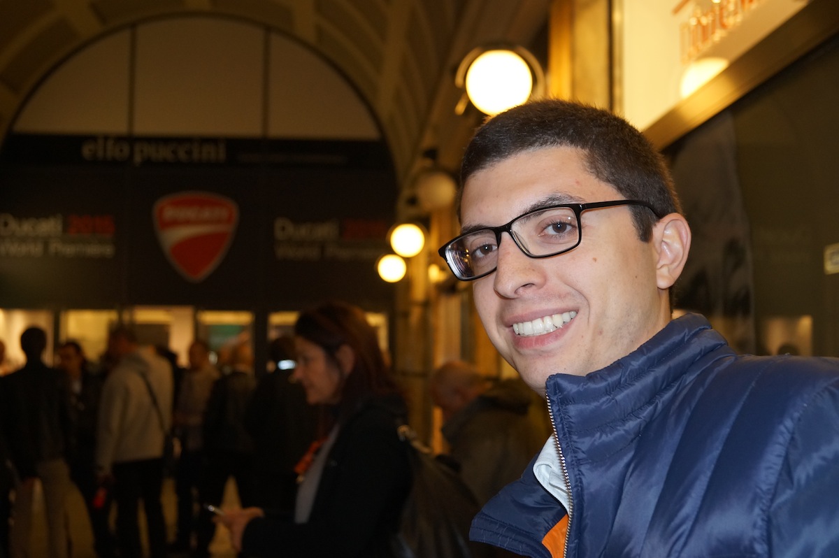 Vittorio Bozzoli, chef PR et marketing de Ducati Suisse, à l'entrée du théâtre.