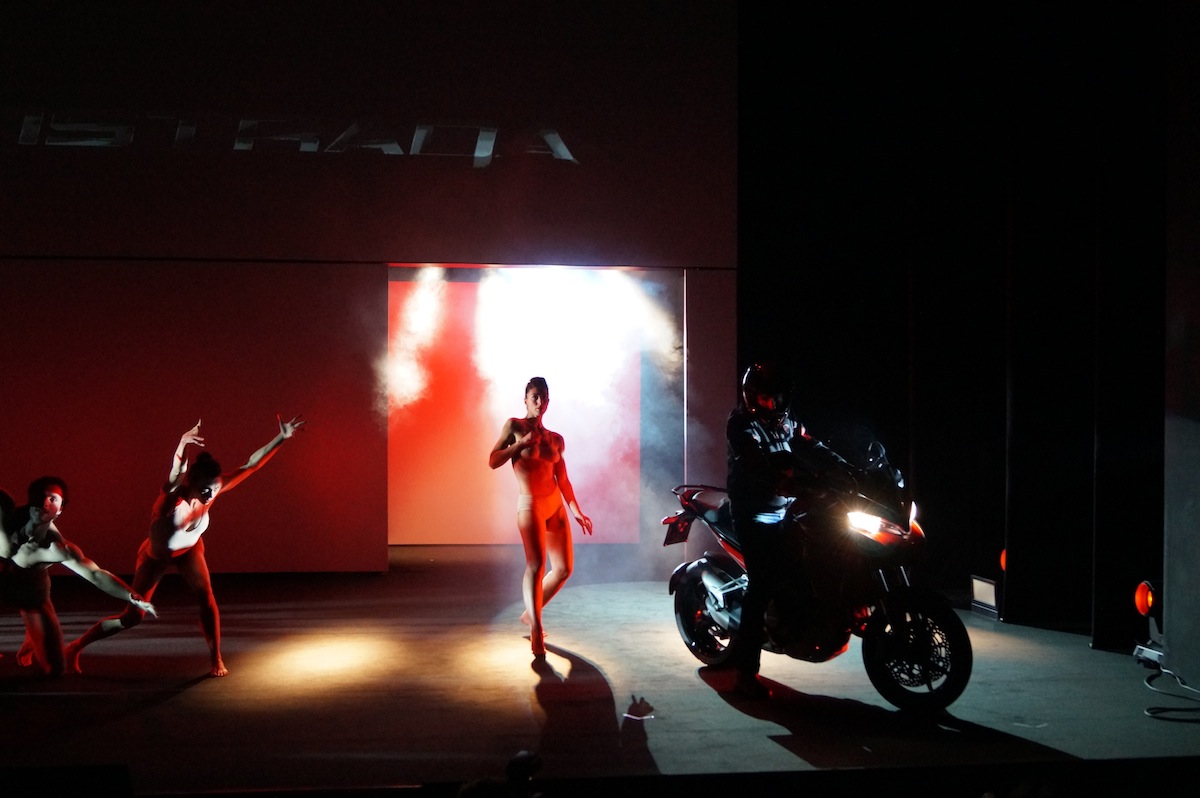 La "danse" de la nouvelle Multistrada 1200 2015, au Teatro Elfo Puccini.