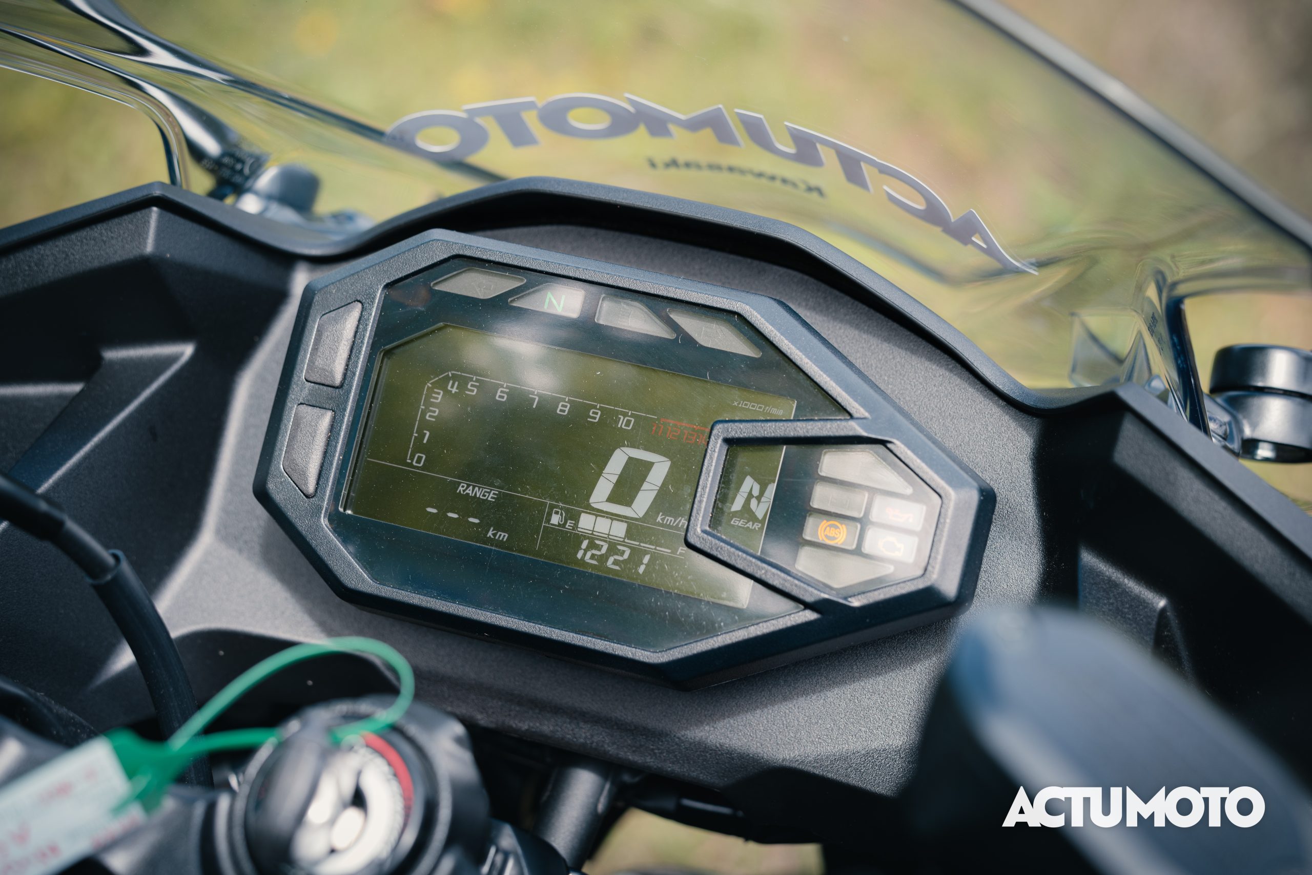 Kawasaki Ninja LCD comparo