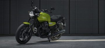 Des modes de pilotage et un moteur plus performant pour les Moto Guzzi V7, plus une version Sport qui va plus loin encore