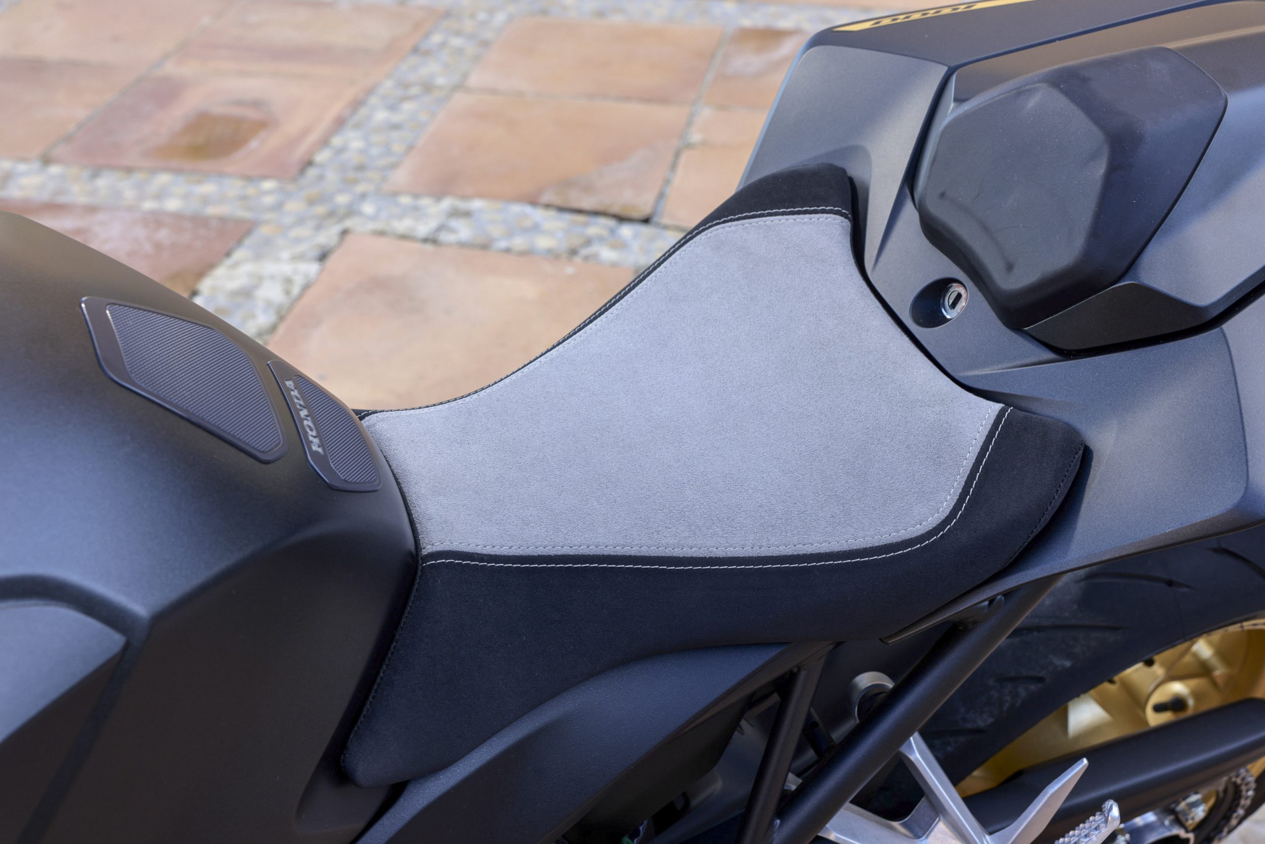 CB1000 Hornet alcantara