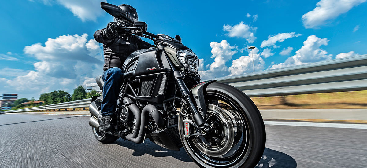 Ducati Diavel Carbon 2016 – Toute la classe du noir ténébreux!