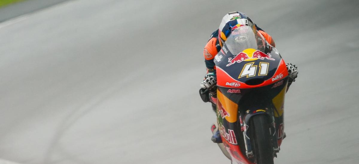 Nouvelle pole de Binder sur l’asphalte mouillé de Sepang