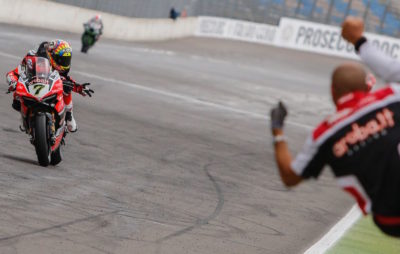 Doublé de Davies en Allemagne, Krummenacher chute :: WSBK Lausitzring course 2