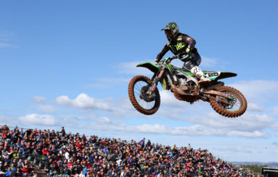 Un pilote Kawasaki sur le podium derrière les KTM à Red Sands en Espagne :: MXGP 2018