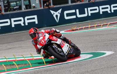 Ferrari comme un bolide à Imola, devant un Tamburini pressé; les Suisses Vionnet et Suchet sont plus loin :: CE Superstock 1000 