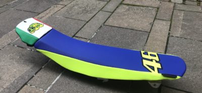 Le Genevois Simon Dubouloz offre une selle à Valentino Rossi! :: MotoGP