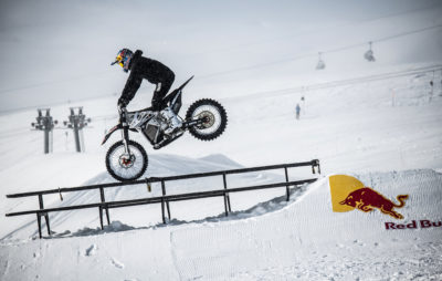 Mat Rebeaud fait des cabrioles silencieuses à Laax :: e-FMX