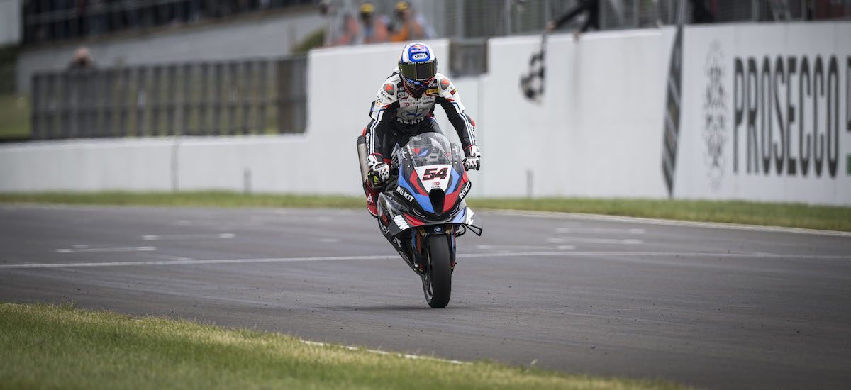 Superbike – Le pilote BMW Toprak Razgatlioglu maître à Donington