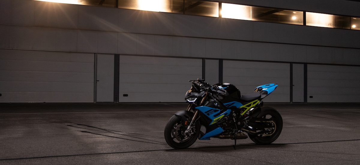 Nouveau – La BMW S 1000 R, modèle 2025, retrouve deux phares à l’avant et gagne des chevaux