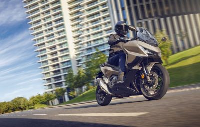 Nouveau – Plus de praticité pour le maxi-scooter Honda Forza 750 (qui est aussi une moto) :: Nouveautés Honda