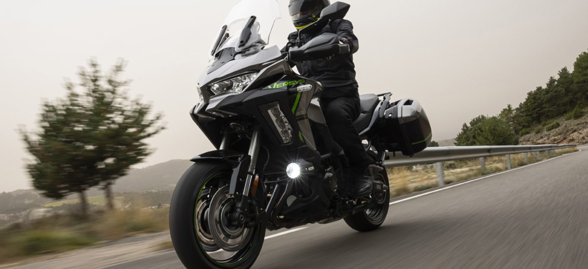 Essai – Kawasaki Versys 1100 (et SE), la voyageuse haute sur pattes se renforce