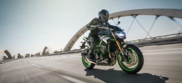 Nouveau – La Kawasaki Z900 2025 gagne une centrale de mesures inertielles et un quickshifter