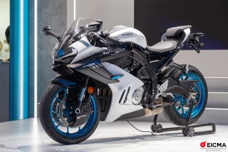 Au salon international de la moto EICMA 2024 (Milan), la marque chinoise CFMOTO présente une série de nouveautés 2025, dont la routière sportive 675 SR-R tricylindre (90 chevaux, 11000 tr/min); une version naked, la 675 NK, a également été présentée