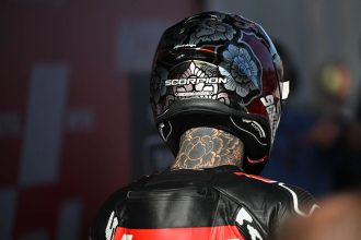 En Moto2 (moteurs Triumph), Aron Canet (team Fantic, châssis Kalex) décroche la dernière pole de la saison, devant Manuel Gonzalez (team Gresini, Kalex) et Zonta Van Der Goorbergh (RW-Idrofoglia, Kalex)