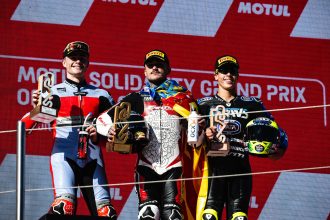 En Moto2 (moteurs Triumph), Aron Canet (team Fantic, châssis Kalex) remporte la dernière course de la saison, au Grand Prix de Barcelone, devant Manuel Gonzalez (team Gresini, Kalex) et Diogo Moreira (team Italtrans, Kalex)