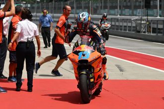 En Moto2 (moteurs Triumph), victoire de Celestino Vietti (team Red Bull KTM Ajo, châssis Kalex) à Sepang, devant Jorge Navarro (Only Fans American Racing, Kalex) et Izan Guevara (CFMOTO Aspar, Kalex)