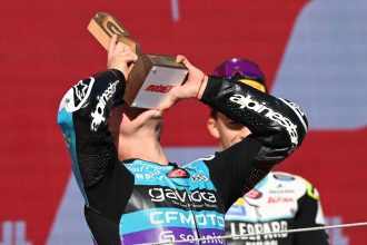 Le déjà champion du monde Moto3 David Alonso (CFMOTO) remporte la dernière course de l’année à Barcelone, sa 14ème victoire en 2024, devant Daniel Holgado (GasGas-KTM) et Angel Piqueras (Honda); Holgado devient de ce fait vice-champion du monde, devant Collin Veijer (Husqvarna-KTM, 10ème de la course)