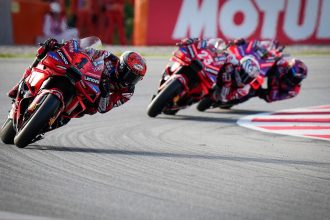 Victoire de Francesco Bagnaia (Ducati) dans la course Sprint du dernier Grand Prix, à Barcelone, devant son coéquipier Ene Bastianini et le leader du championnat Jorge Martin (team Pramac, Ducati); le retard de Bagnaia sur Martin avant la dernière course est désormais de 19 points