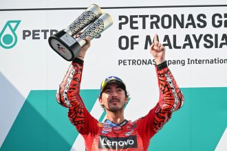 Francesco Bagnaia (team Ducati d’usine) s’impose au Grand Prix de Malaisie, devant le leader du championnat Jorge Martin (team Pramac, Ducati) et le coéquipier de Bagnaia Enea Bastianini; Bagnaia a désormais 24 points de retard à reprendre à Martin dans le dernier GP de la saison s’il veut conserver son titre mondial; Alex Marquez (Gresini, Ducati) finit au pied du podium, devant Pedro Acosta (team Tech3, GasGas-KTM) et Fabio Quartararo (Yamaha); Marc Marquez (Gresini), tombé au début de la course, est revenu à la 12ème place et il reprend la 3ème place du championnat à Bastianini