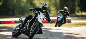 Nouveau – Suzuki dévoile les monocylindres DR-Z4S et DR-Z4SM, une supermoto et une enduro routière